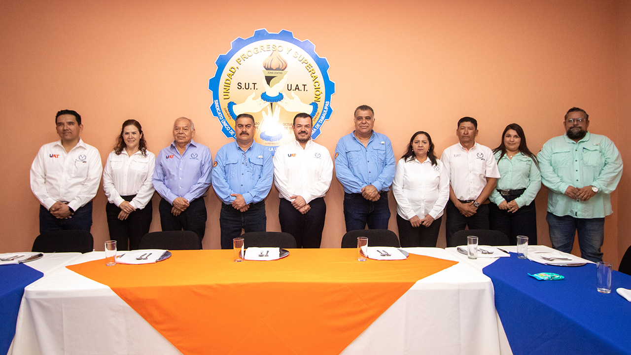Guillermo Mendoza entrega beneficios al personal sindicalizado de la UAT
