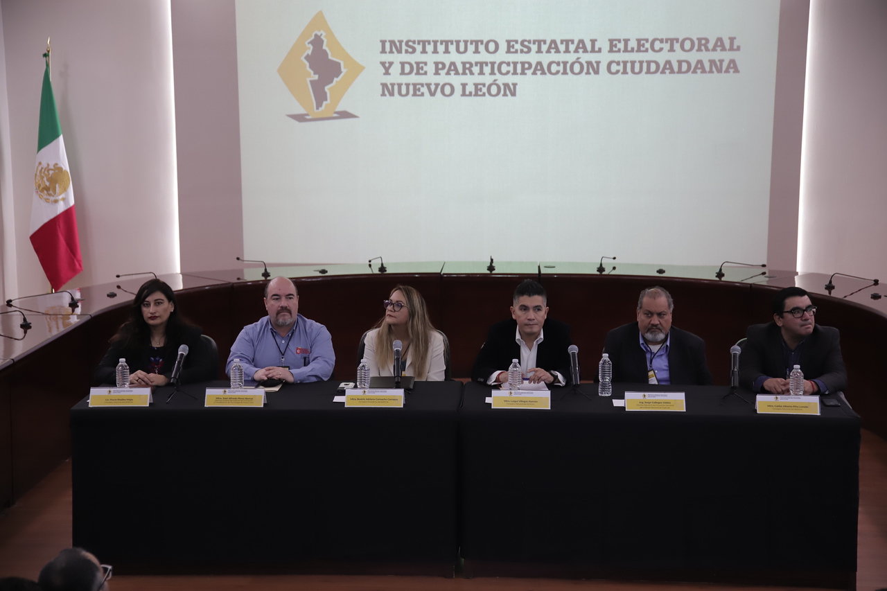 Compiten universitarios con proyectos de votación electrónica