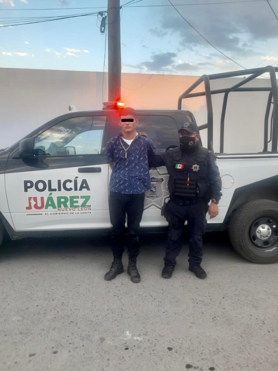 Detienen a un sujeto por delitos contra la salud y portación de arma de fuego, cuando conducía un vehículo con reporte de robo en la Colonia Infonavit Benito Juárez
