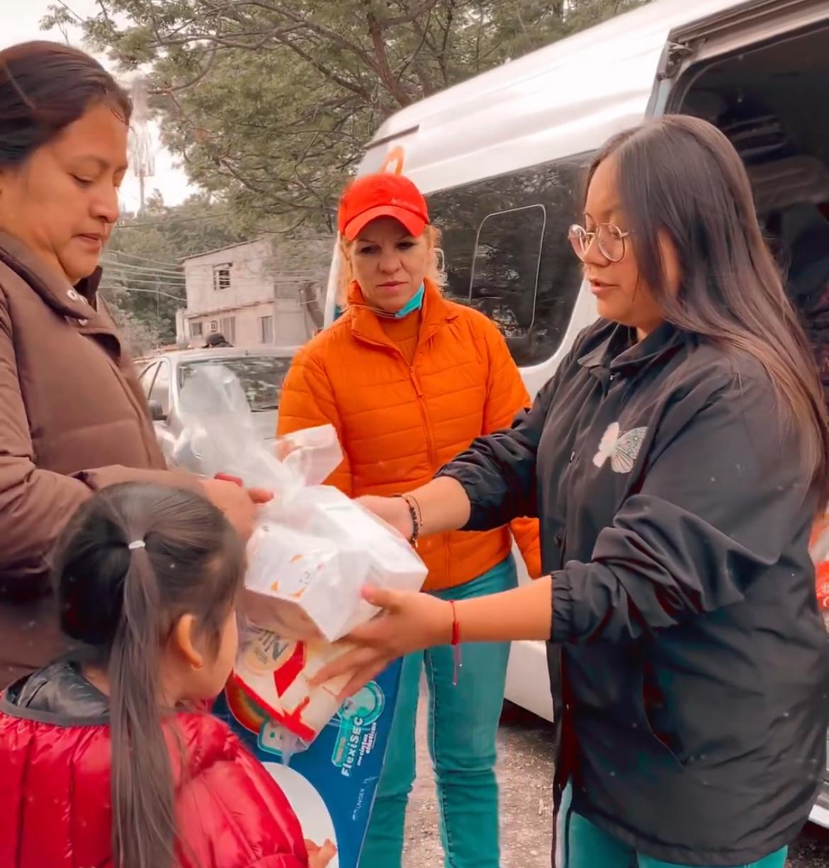 Entrega DIF Santa Catarina medicamentos para niña, tras incendio