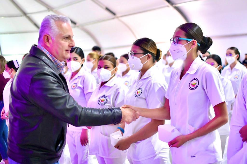 Román Cepeda expresa su respaldo a los estudiantes de enfermería de la escuela del DIF Torreón