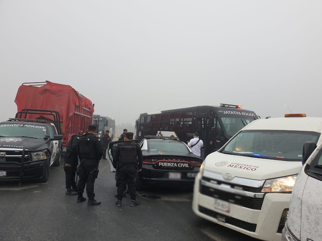 Rescata INM Nuevo León a 94 personas extranjeras transportadas de manera irregular en un camión