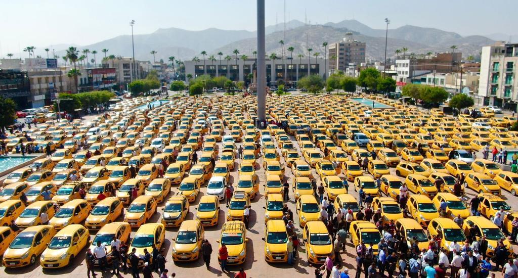 Román Cepeda coloca distintivos en taxis de choferes capacitados en prevención de la violencia a mujeres