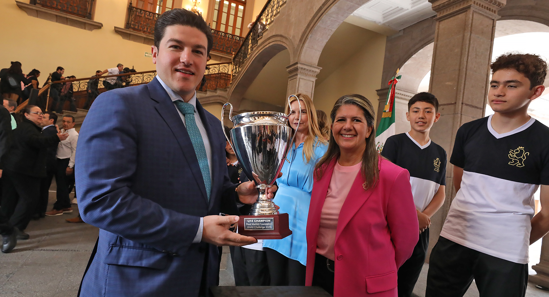 Reconoce Samuel García al equipo campeón del Desafío Mundial Madrid 2023