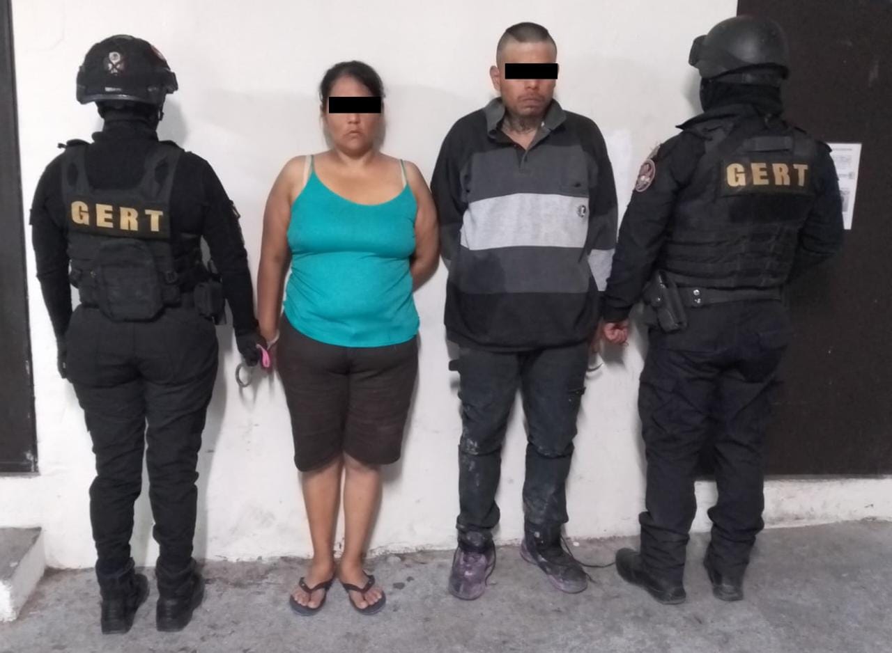 Policías de Santa Catarina a pareja por robo a negocio y los sorprenden con droga