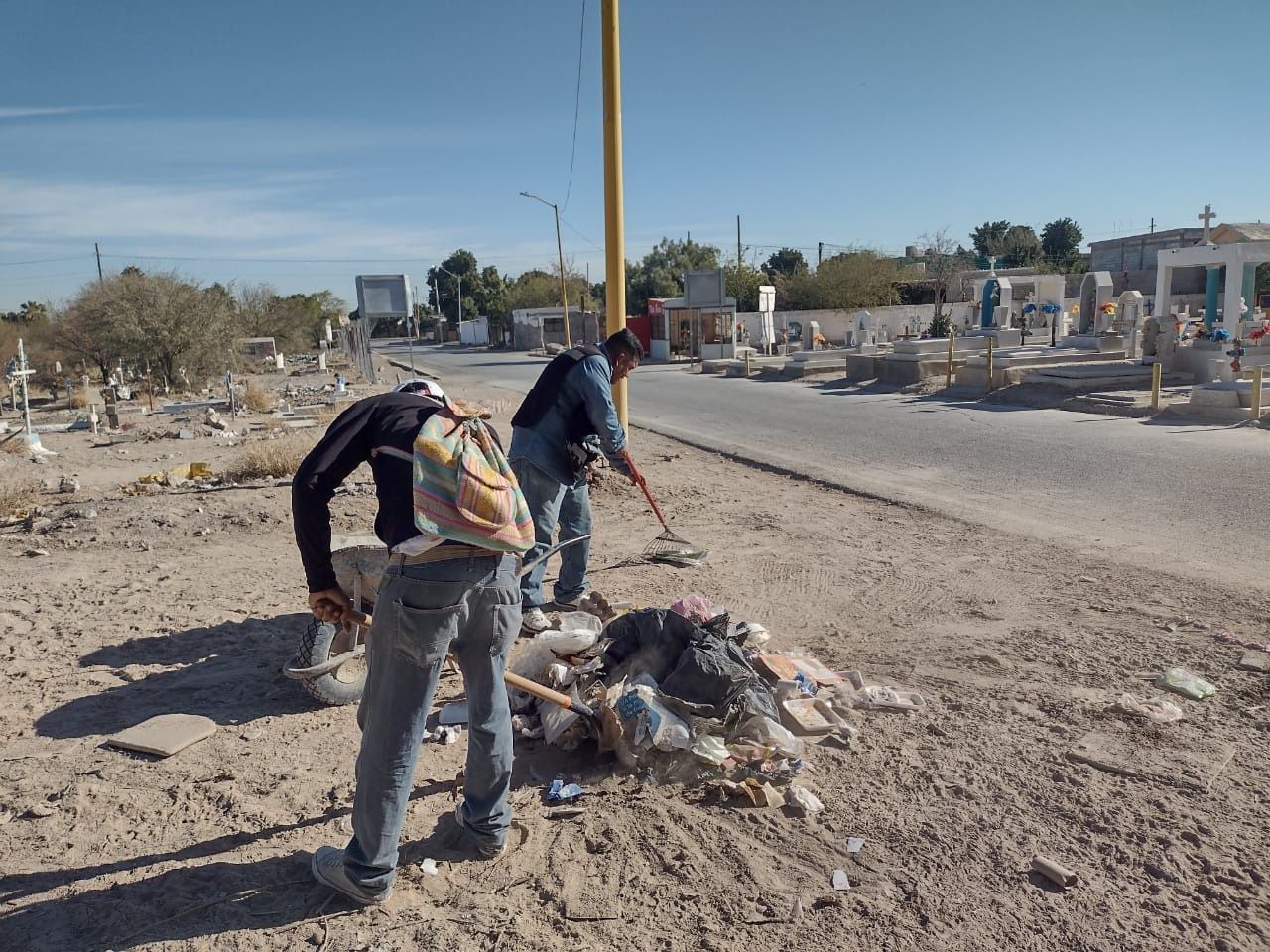 Retira Torreón más de 50 toneladas de escombro y basura en panteones municipales