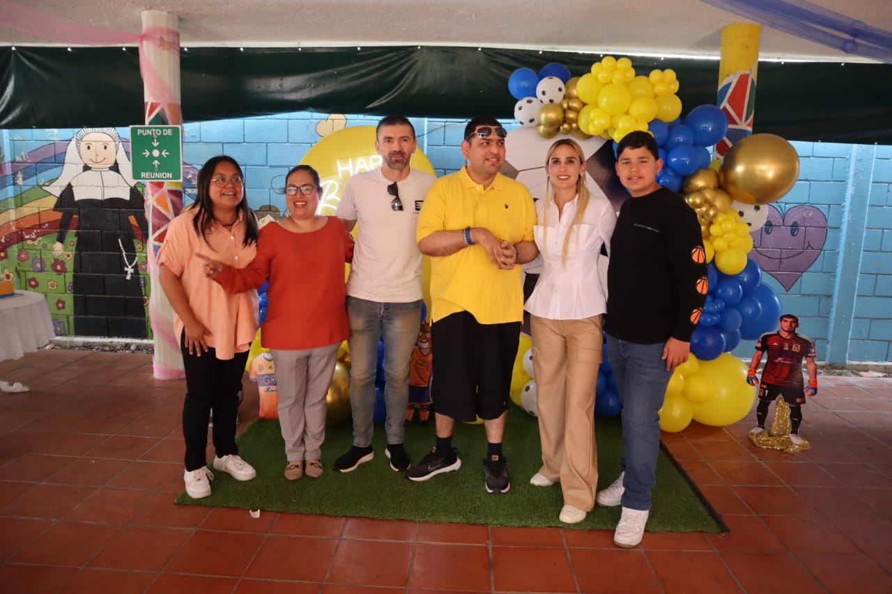 Festeja DIF Santa Catarina cumpleaños de Beto, joven con parálisis cerebral