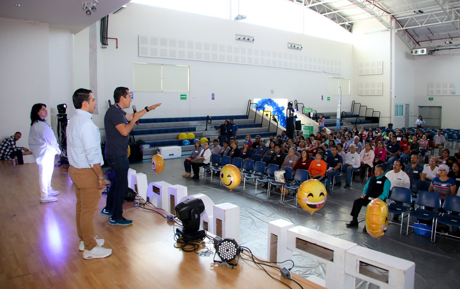 Realiza San Nicolás simposio de la felicidad