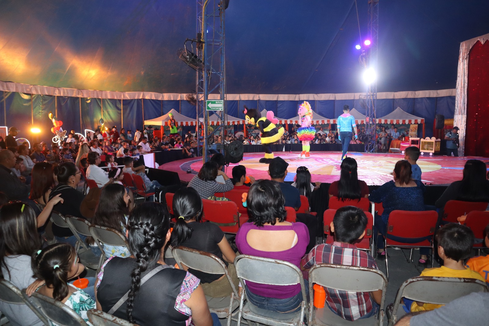 Festeja Nava a niños de Santa Catarina con función de circo