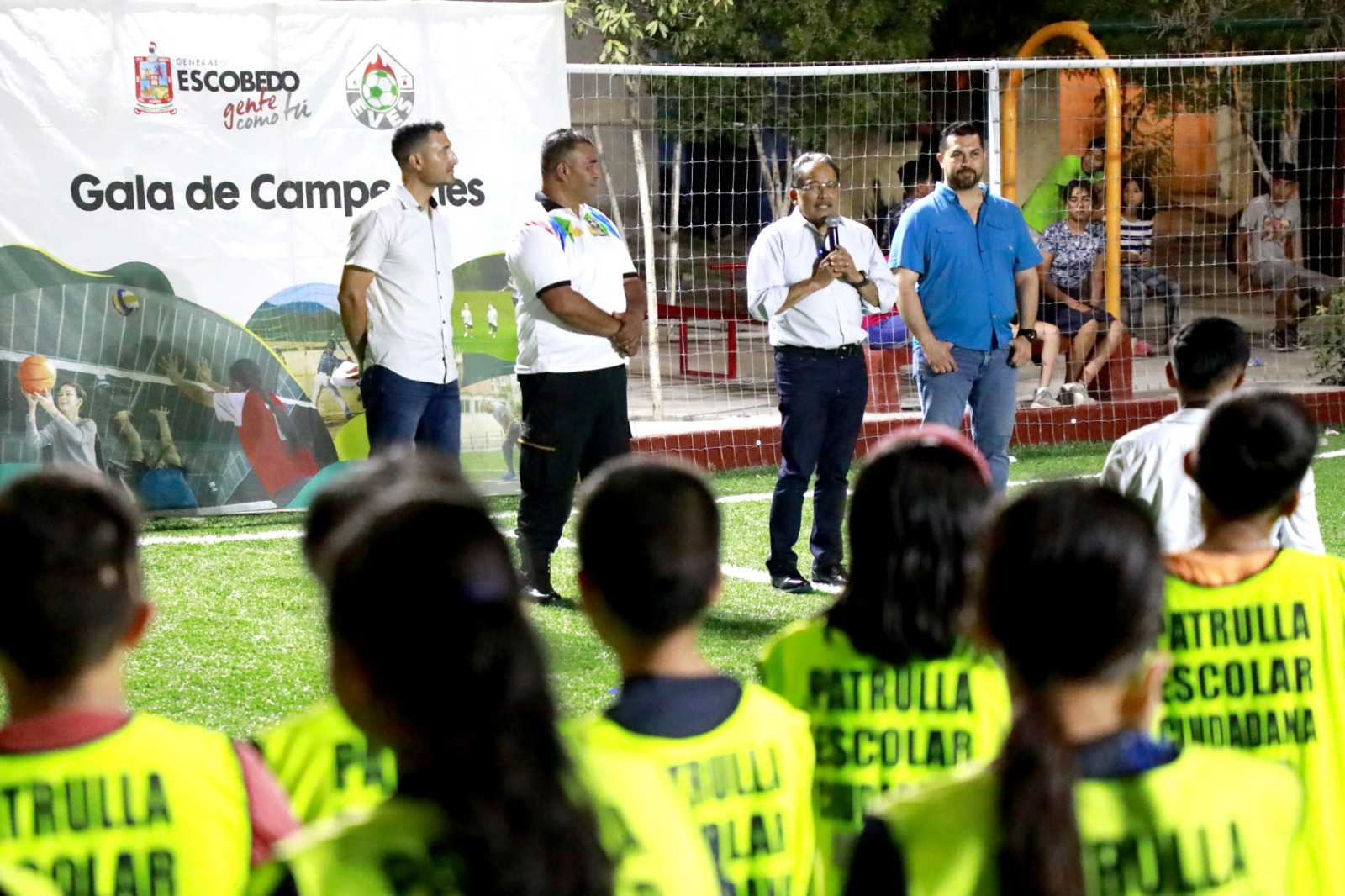 Inaugura Andrés Mijes cancha de fútbol en Colonia Alianza Real