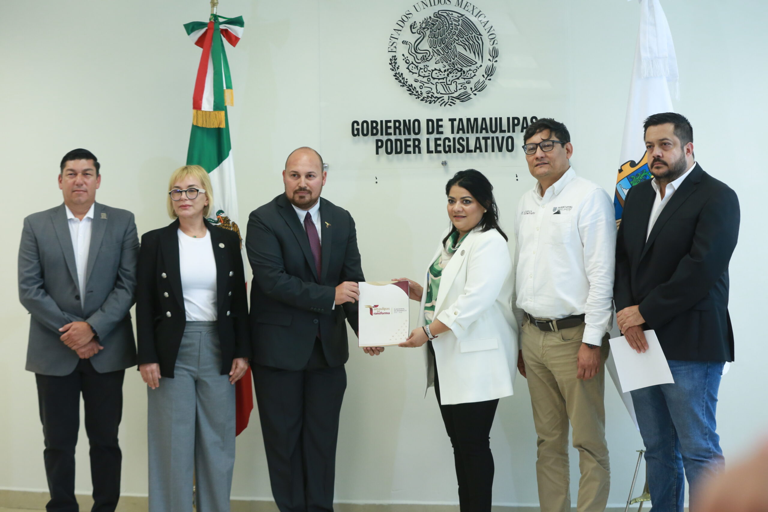 Entrega Secretario General de Gobierno Plan Estatal  de Desarrollo al Congreso de Tamaulipas