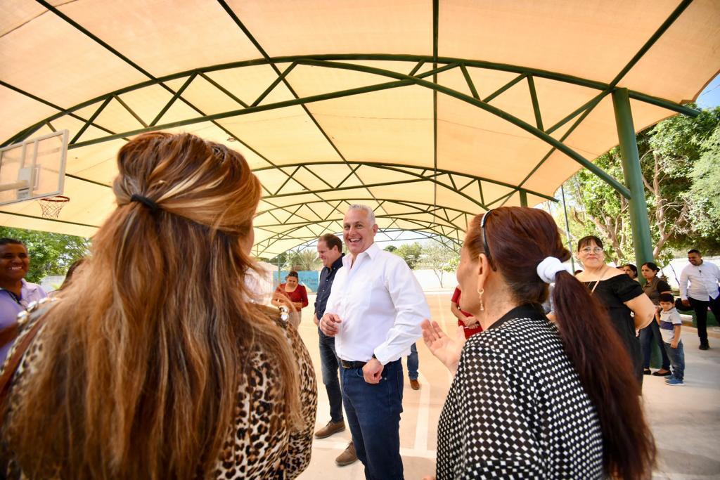 Román Cepeda supervisa techumbre en la Ampliación Lázaro Cárdenas