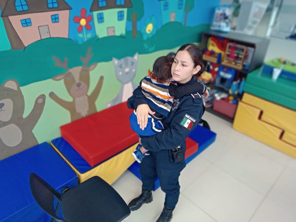 Auxilian Policías de Escobedo a bebé que caminaba solo en la madrugada