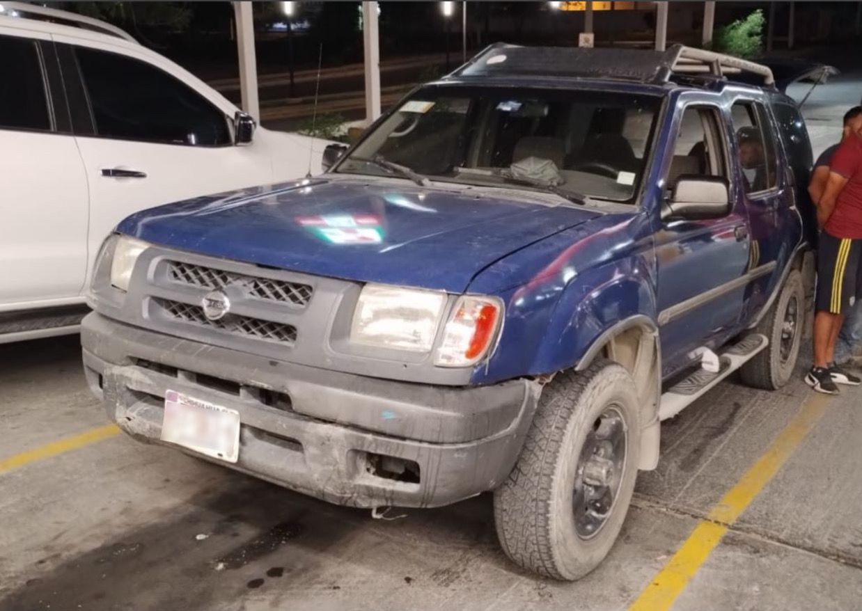 Detienen Policías de Santa Catarina a dos hombres por robo de vehículo