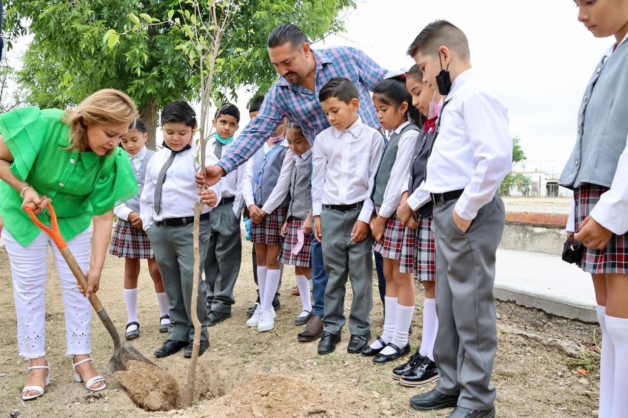Visita alcaldesa Diana Haro escuela “Benito Juárez” de Cloete