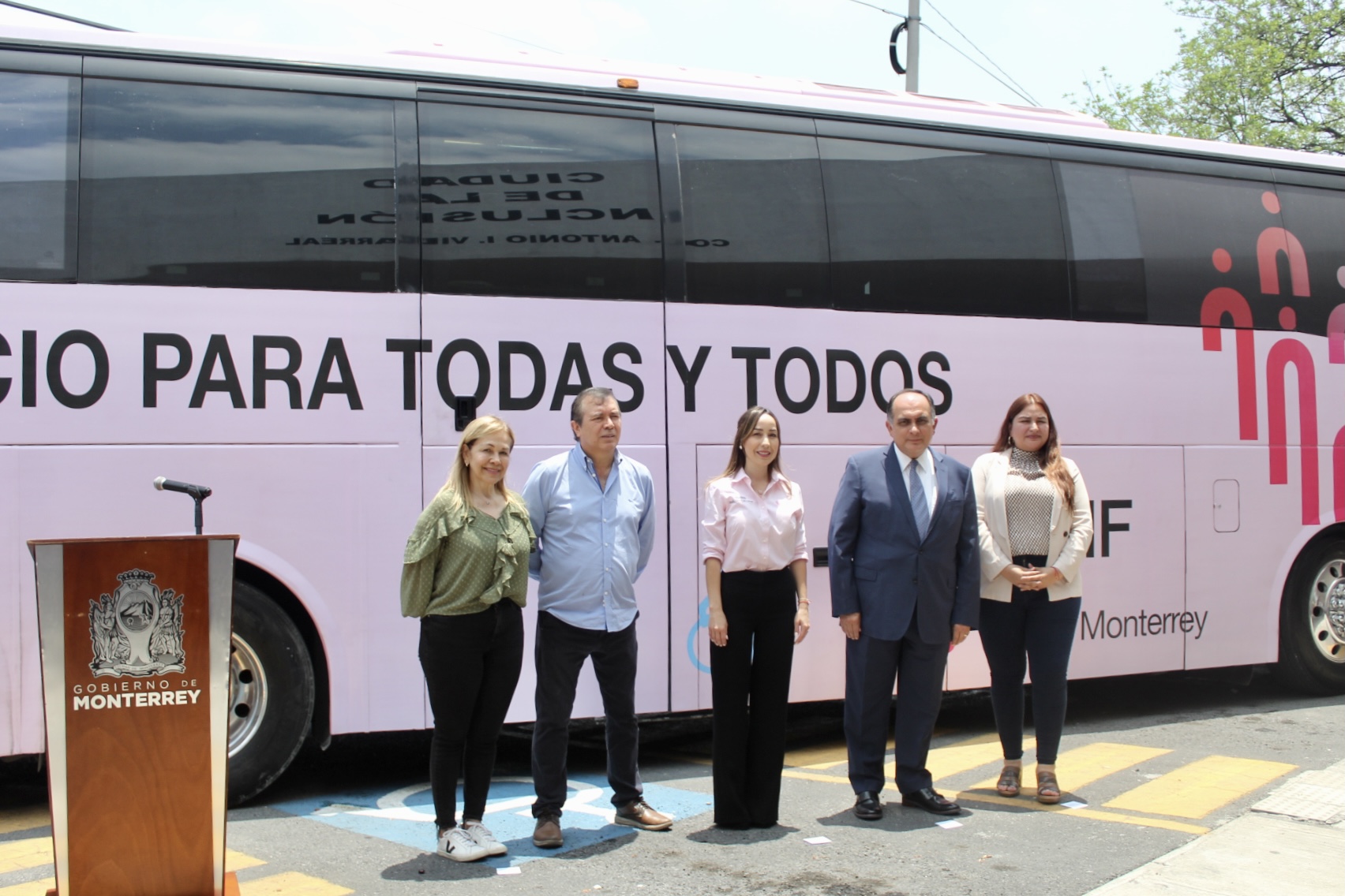 Recibe DIF Monterrey autobús inclusivo de empresa Omnibus de México