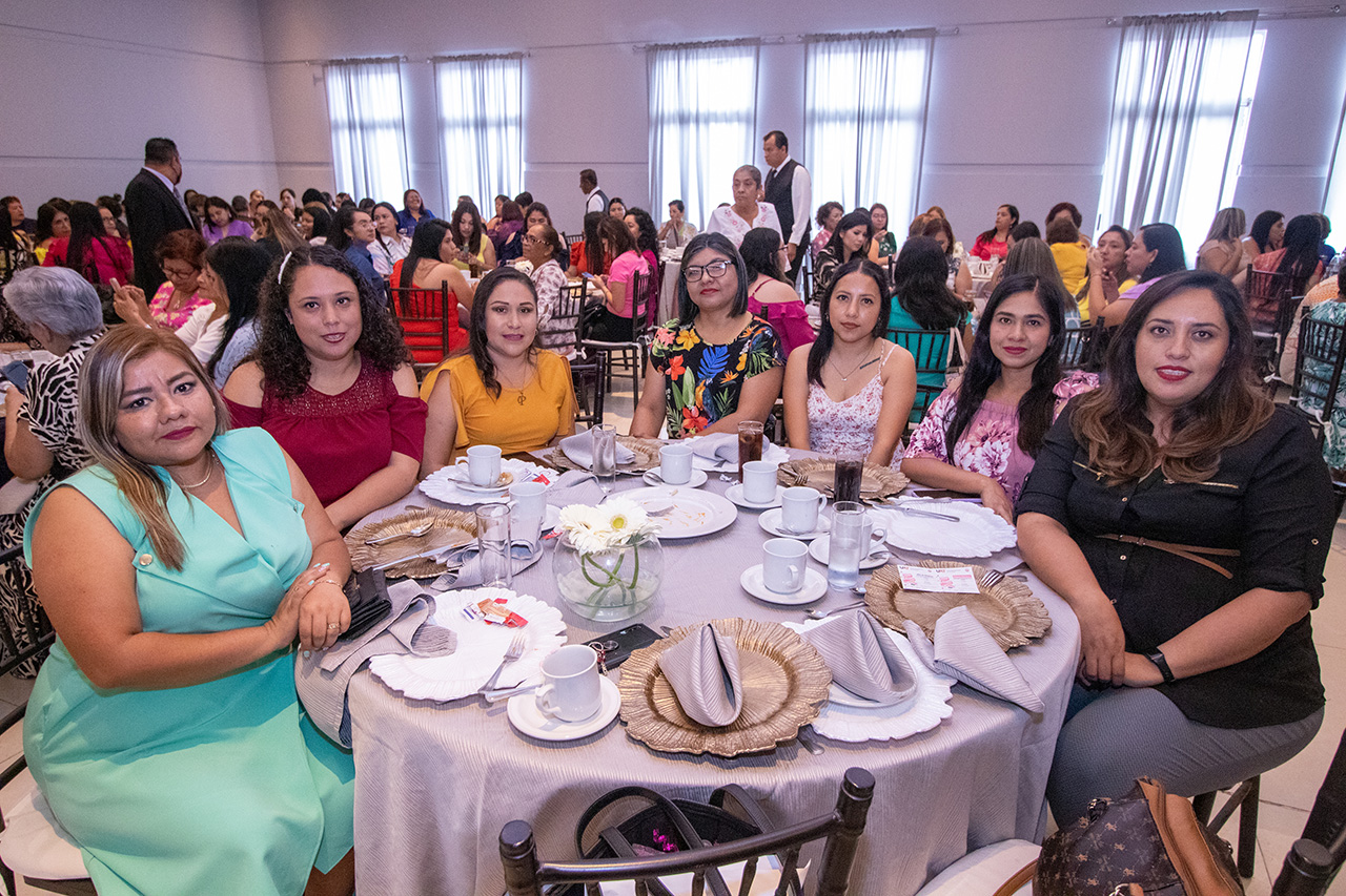 Reconoce la UAT a sus trabajadoras en festejo del Día de las Madres