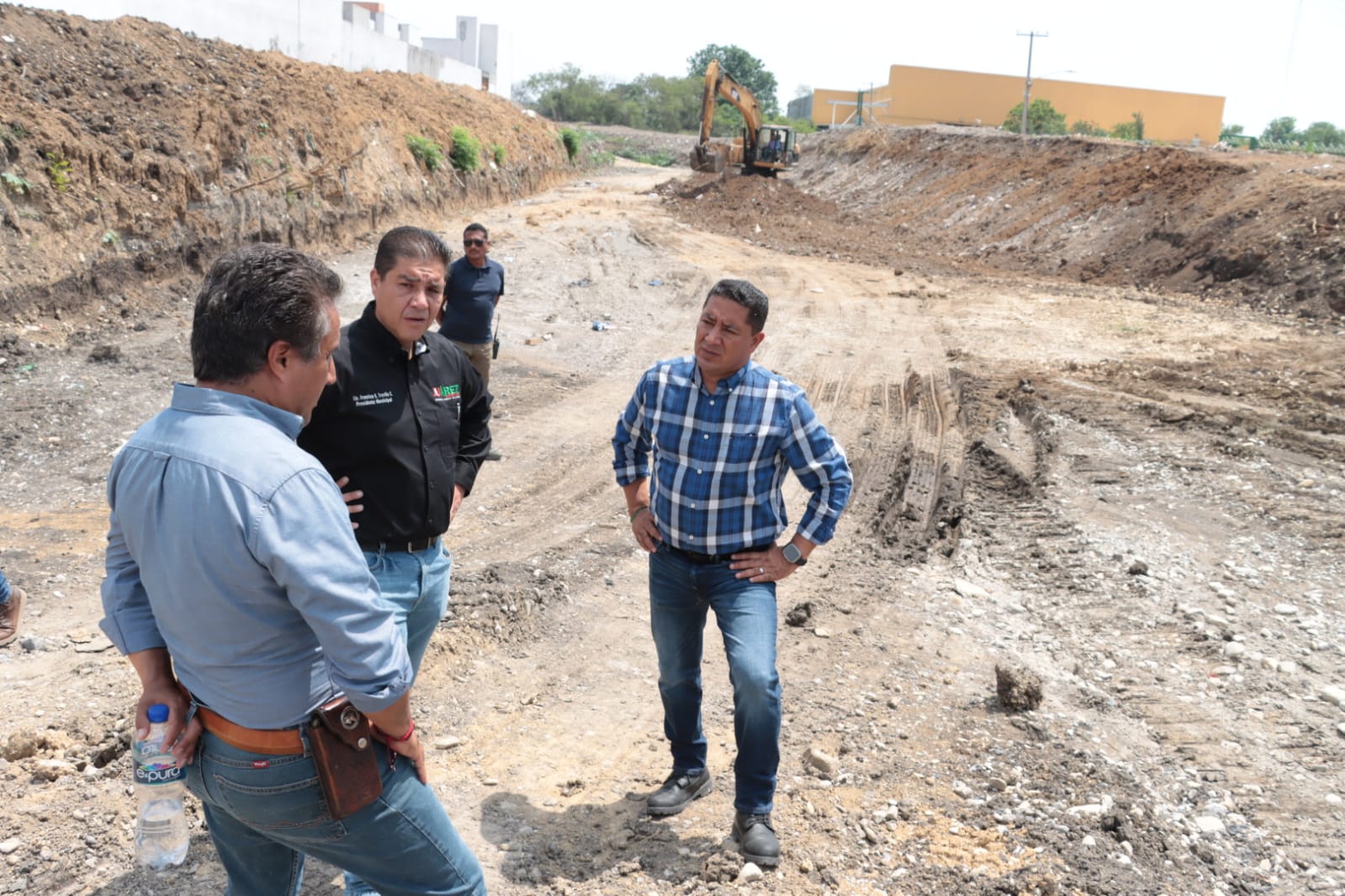 Supervisa Paco Treviño magna obra pluvial en Avenida Eloy Cavazos