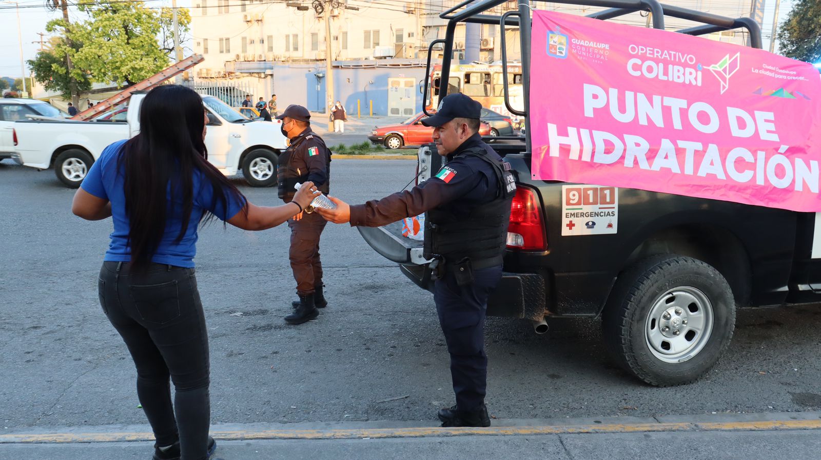 Apoyan Policías de Guadalupe con botellas de agua a usuarios de transporte