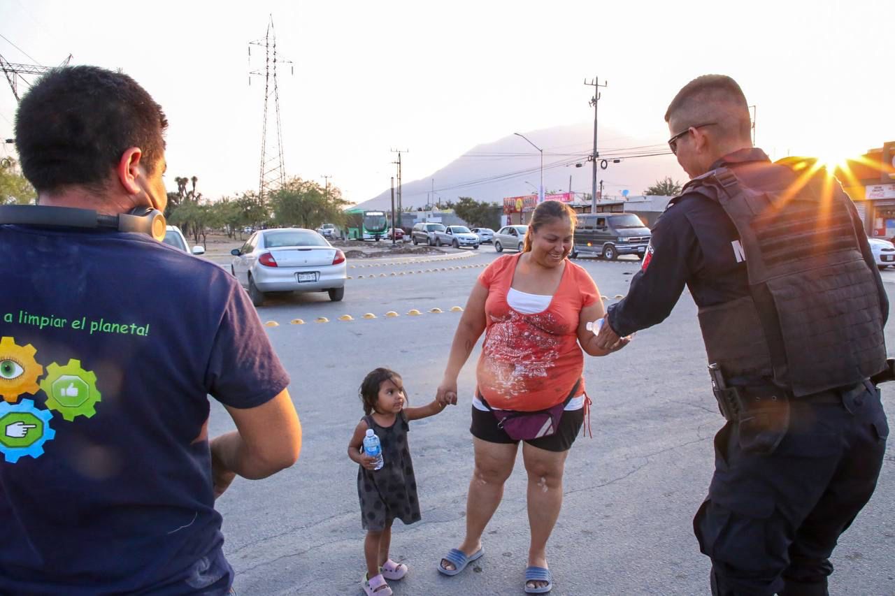 Apoya Escobedo con agua a transeúntes