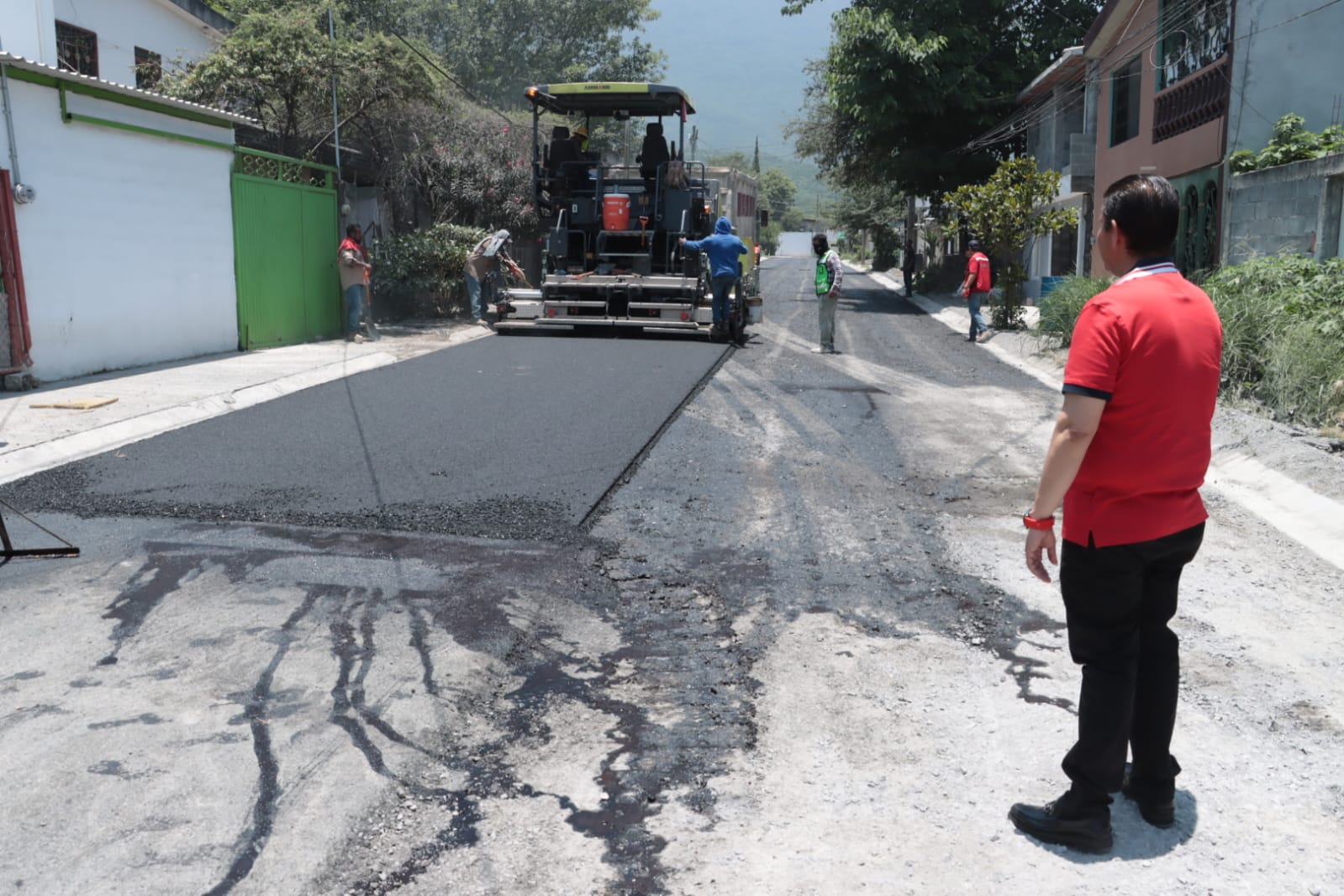 Supervisa Paco Treviño avance de repavimentación en la Salvador Chávez