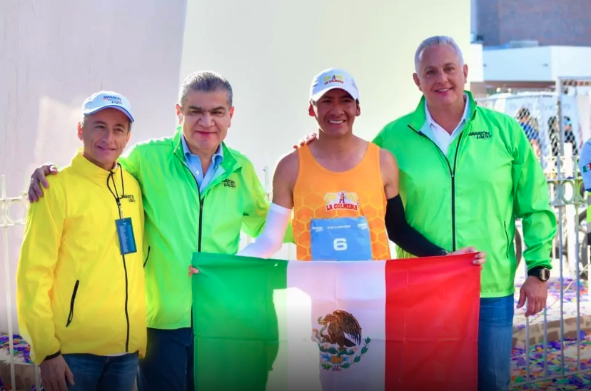 Román Cepeda recibe en la meta a participantes del Maratón Internacional Lala