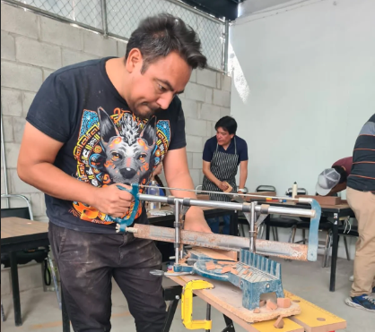 Aprenden sobre carpintería en talleres del DIF Torreón