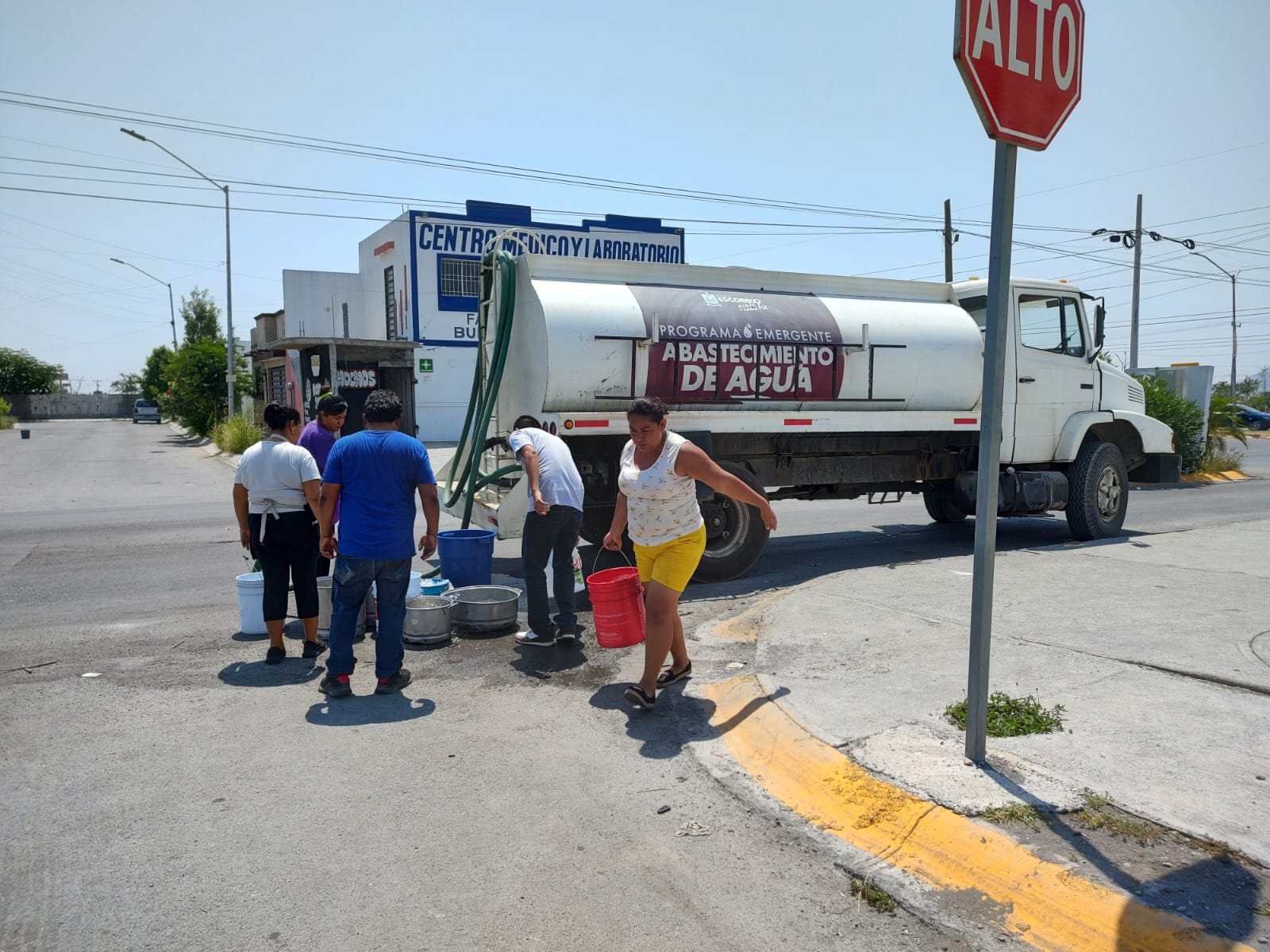 Refuerza Escobedo operativos para la entrega de agua en sectores afectados por cortes