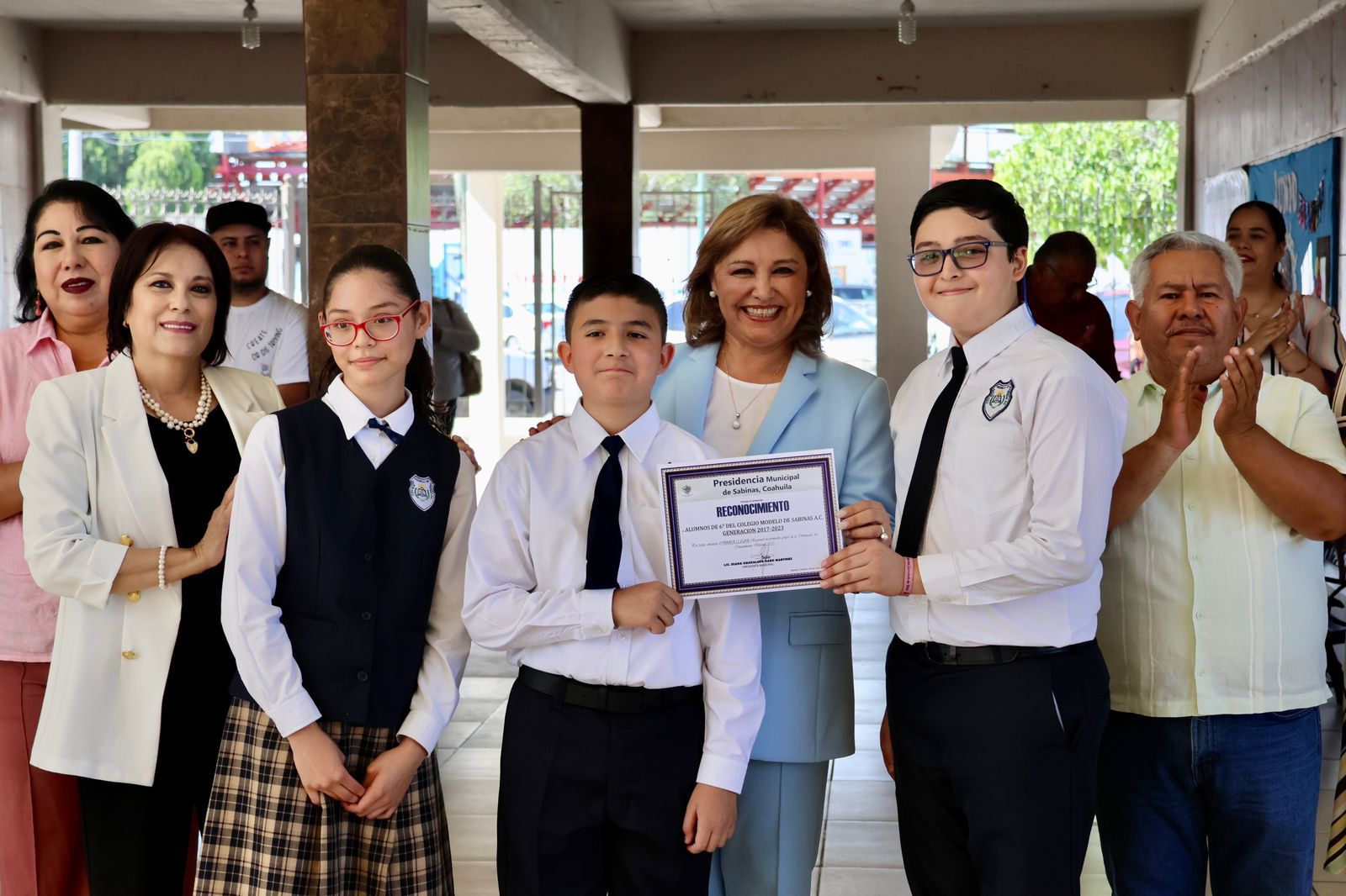 Entregó Diana Haro reconocimientos a maestro y estudiantes del colegio Modelo de Sabinas