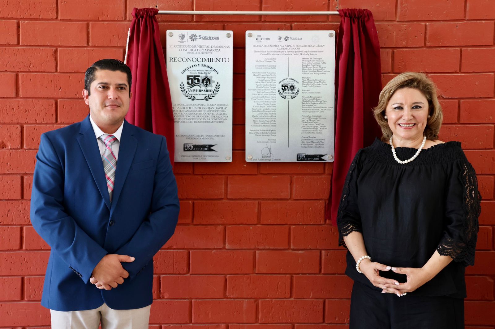 Devela alcaldesa Diana Haro placa por 55 años en la Técnica “Ubaldo Horacio Riojas”