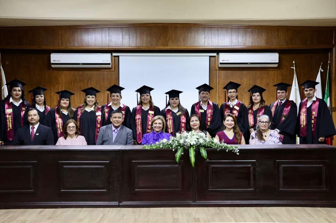 Asiste Diana Haro a graduación de postgrado en universidad Santander