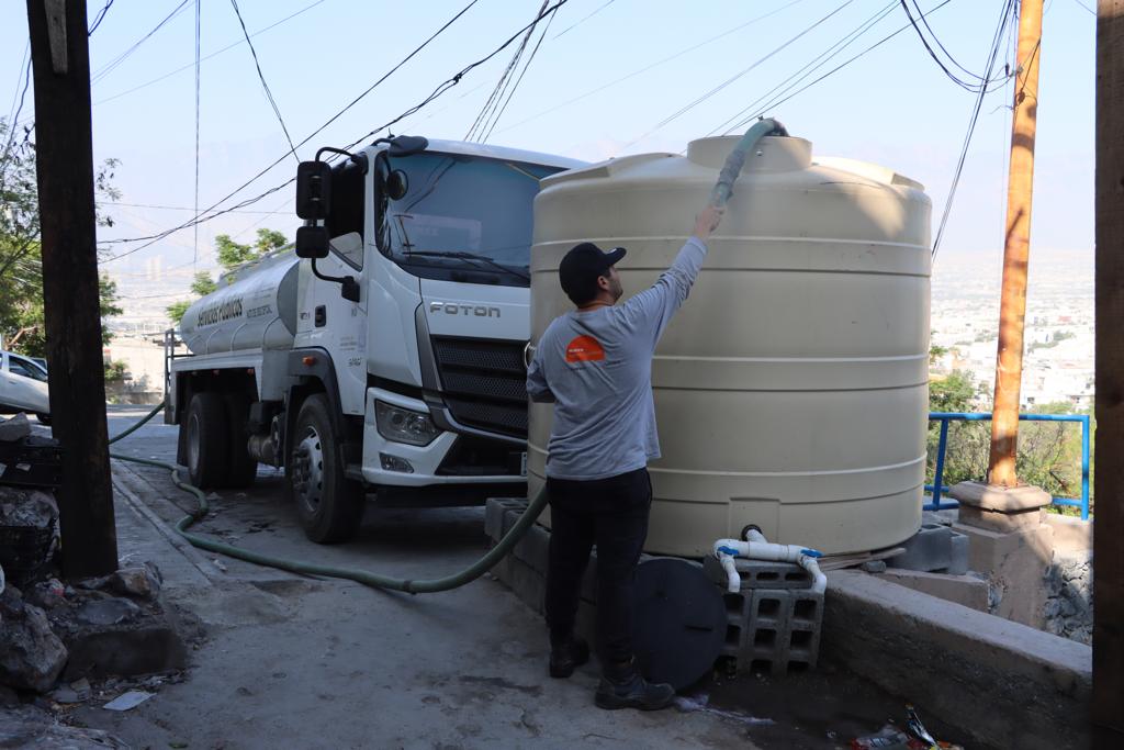 Frente a ola de calor Santa Catarina incrementa reparto de agua