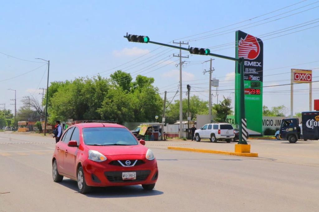 Activa Lalo Gattás semáforo en avenida de la Unidad