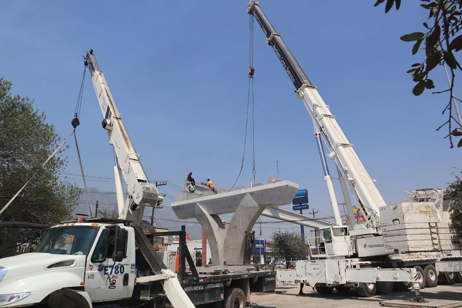 Colocan trabes en construcción del Mega Puente Blvd Díaz Ordaz