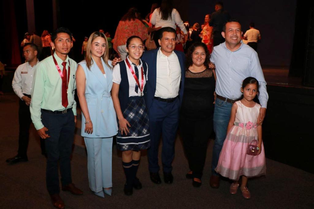 Condecora Lalo Gattás a alumnos y maestros de excelencia educativa