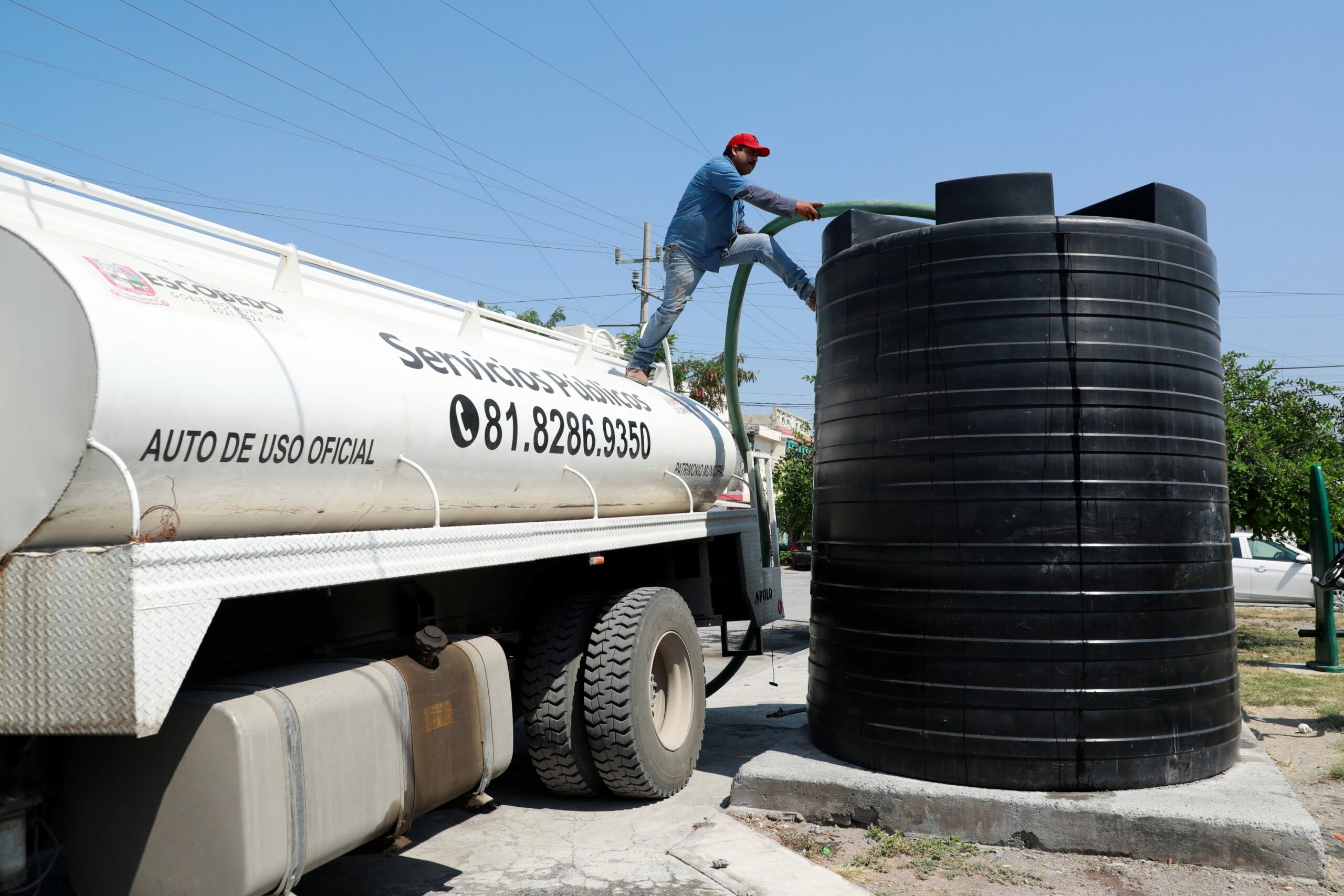 Lleva Escobedo agua a mega tinacos ante las altas temperaturas y recortes