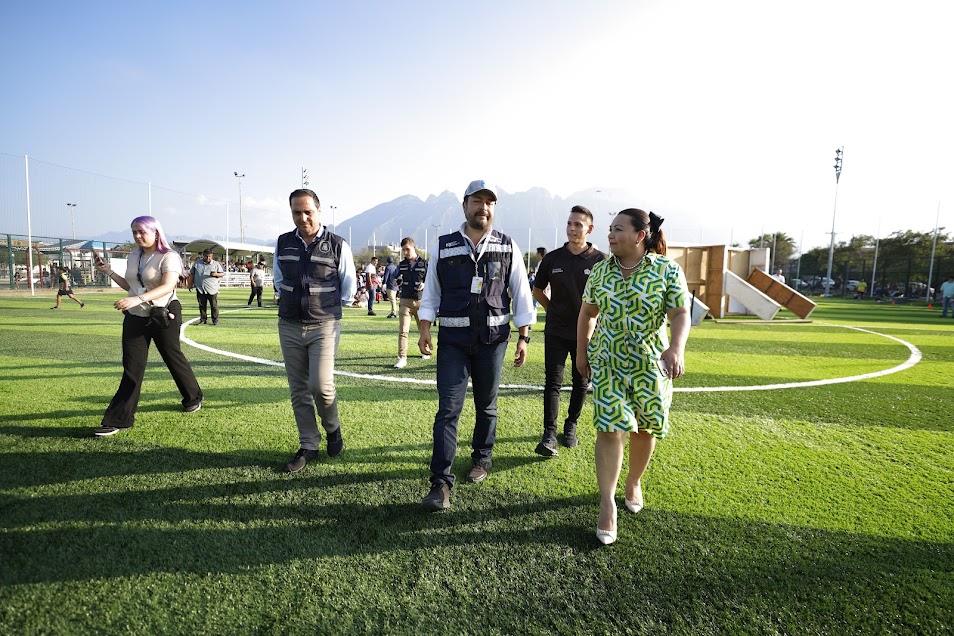 Entrega Monterrey cancha de fútbol rehabilitada en colonia San Bernabé XIV
