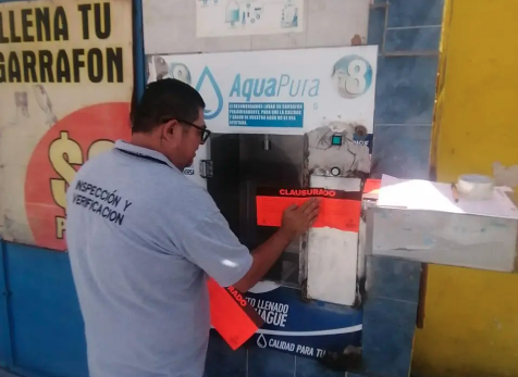 Mantiene Torreón revisiones a máquinas expendedoras de agua purificada
