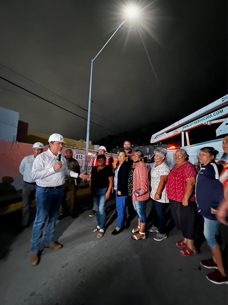 Santa Catarina brilla en plazas públicas con luminarias LED