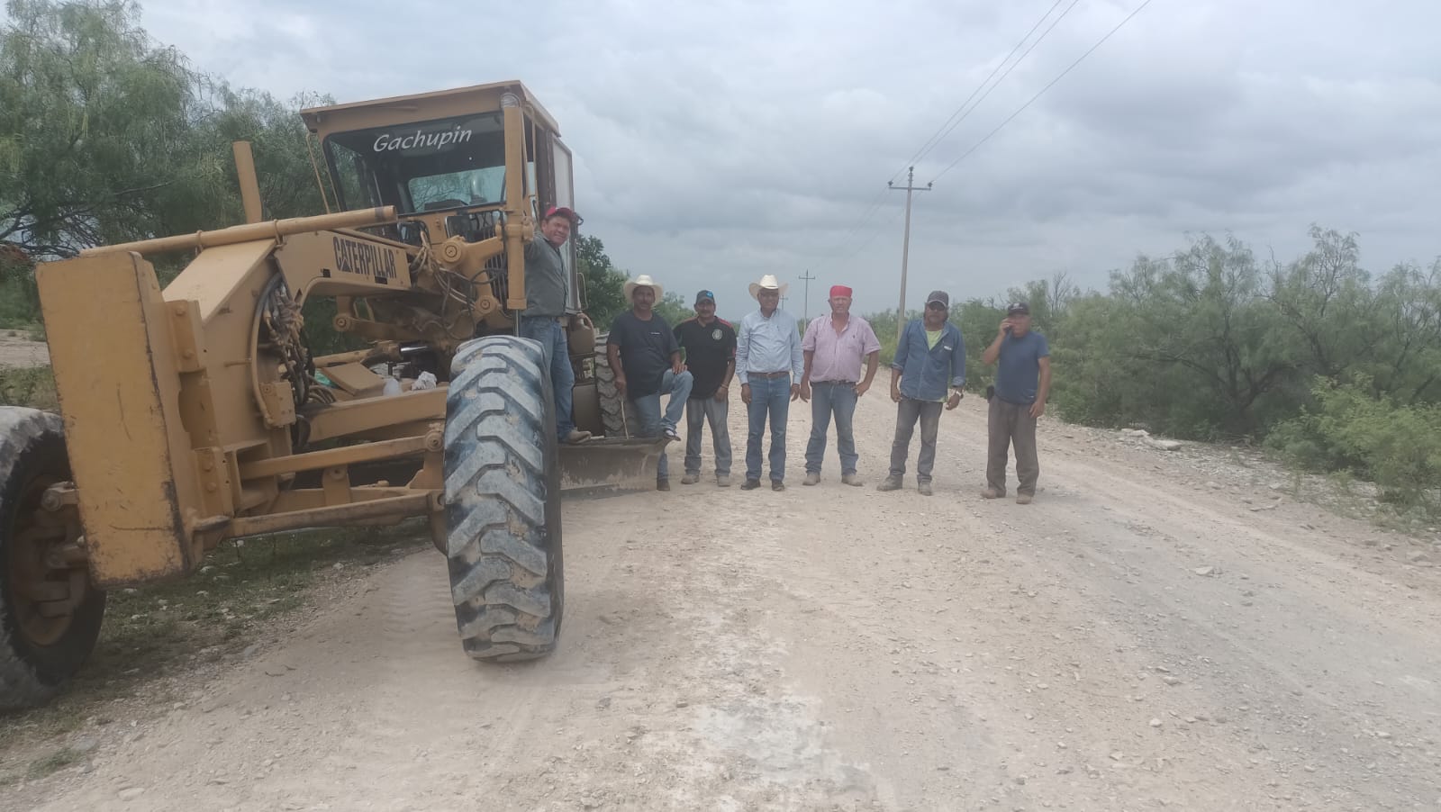 Rehabilita Sabinas camino al ejido Puente Negro