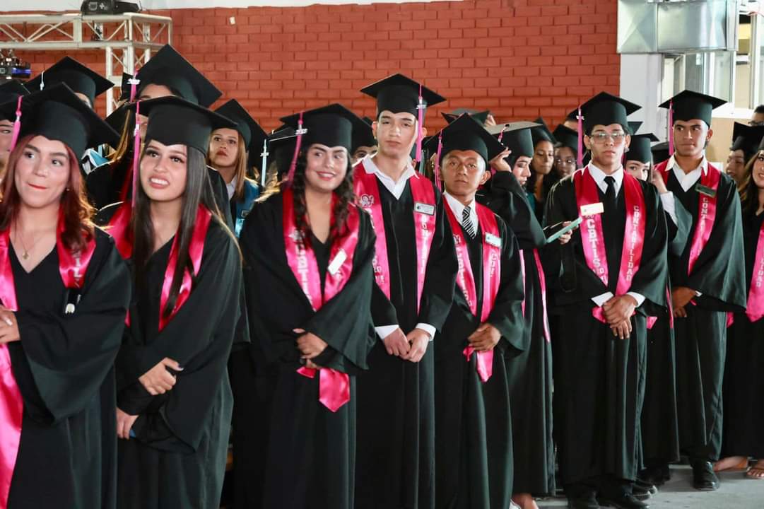 Amadrinó Diana Haro más de 30 generaciones de estudiantes