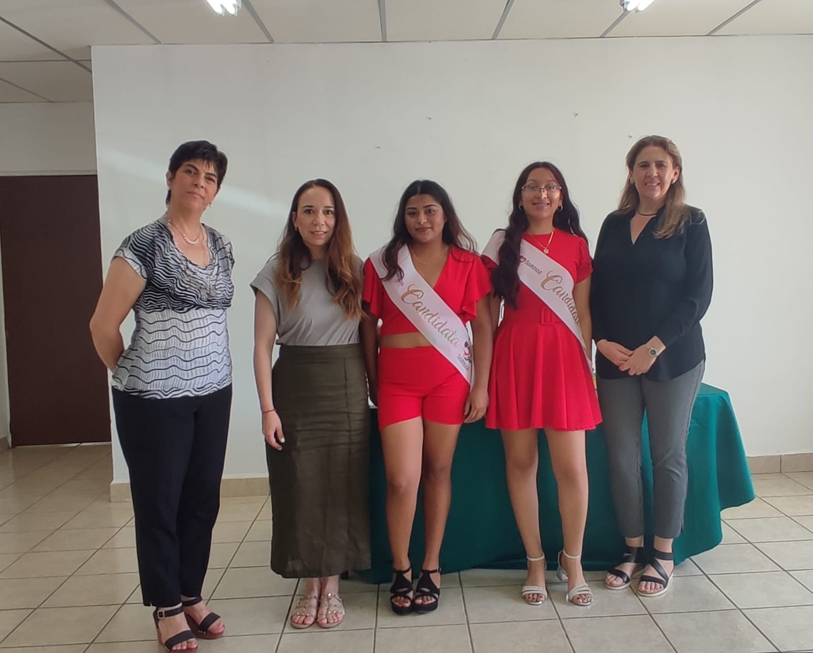 Dos candidatas a reina en la miniferia de la Villa de Agujita