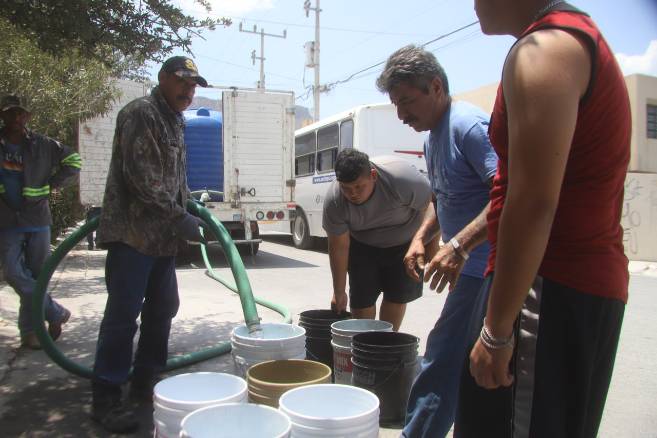 Lleva Servicios Públicos de García pipas de agua a colonias sin el servicio