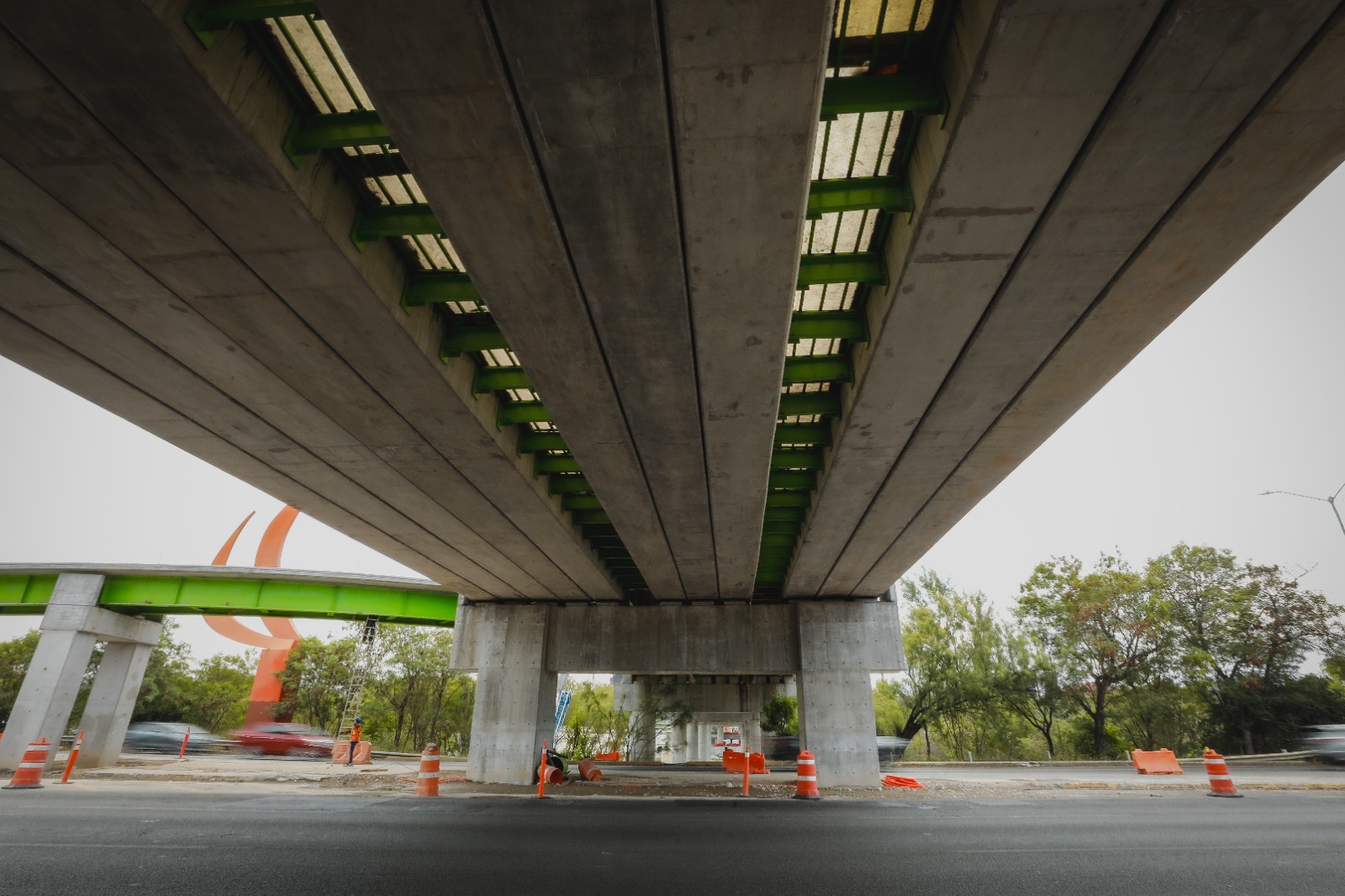 Continúan cierres nocturnos en avenida Constitución por construcción del Puente Verde