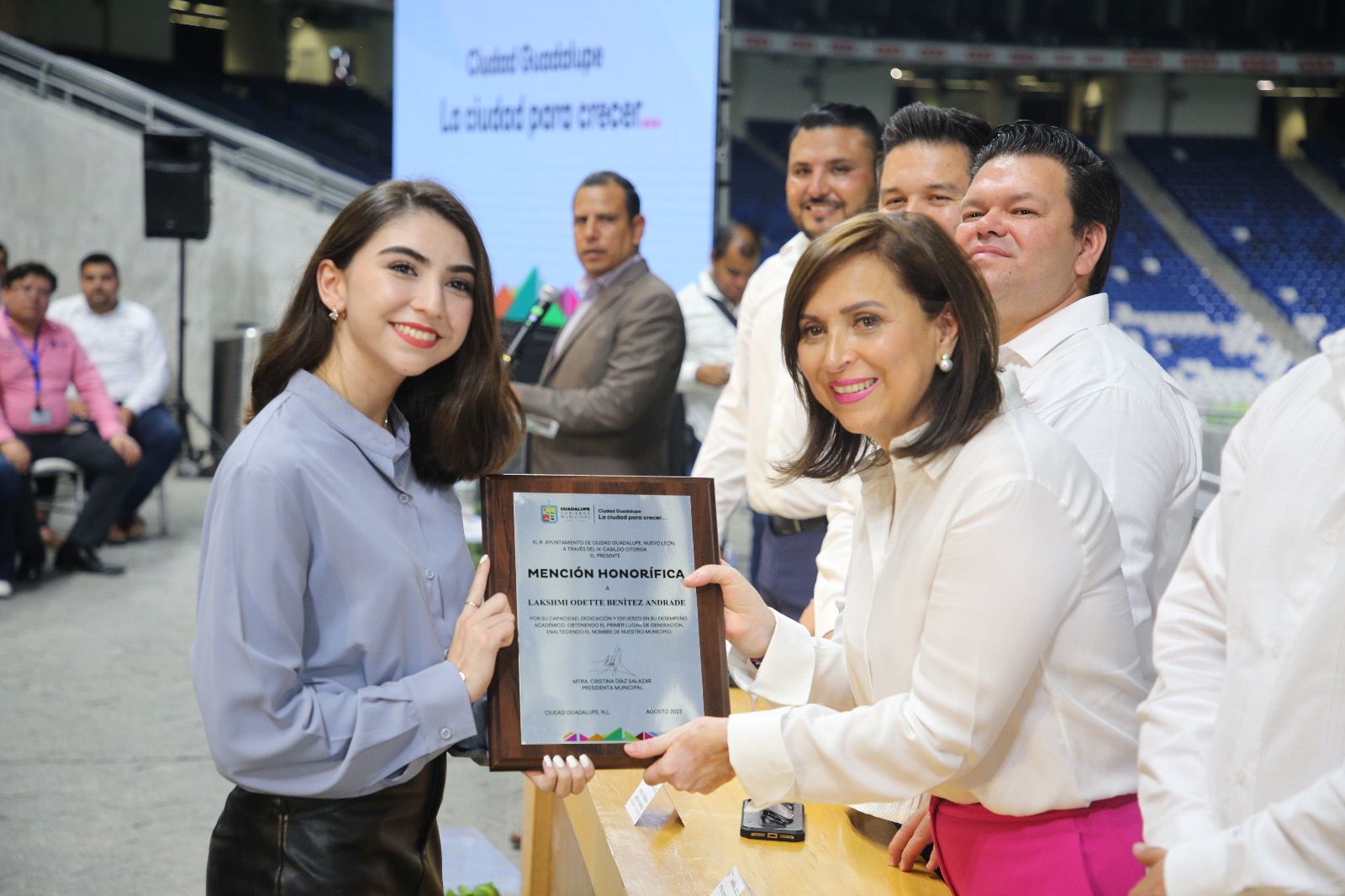 Premia Cristina Díaz a estudiantes universitarios de excelencia académica