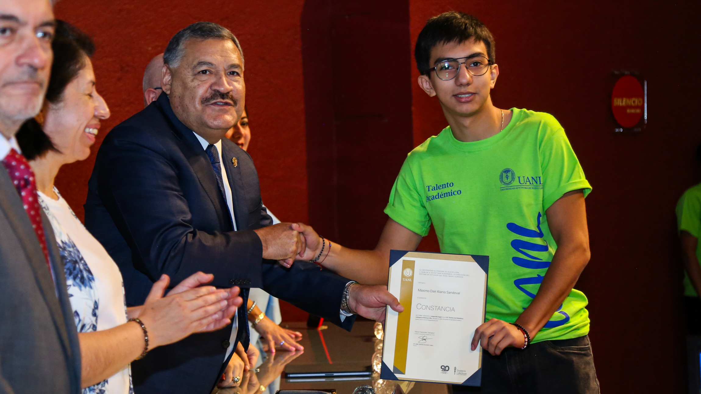 Reconoce UANL a alumnos destacados en concursos y olimpiadas del conocimiento