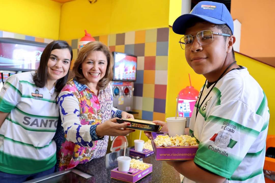 Llevan al cine a los niños del campamento “Somos Guerreros”