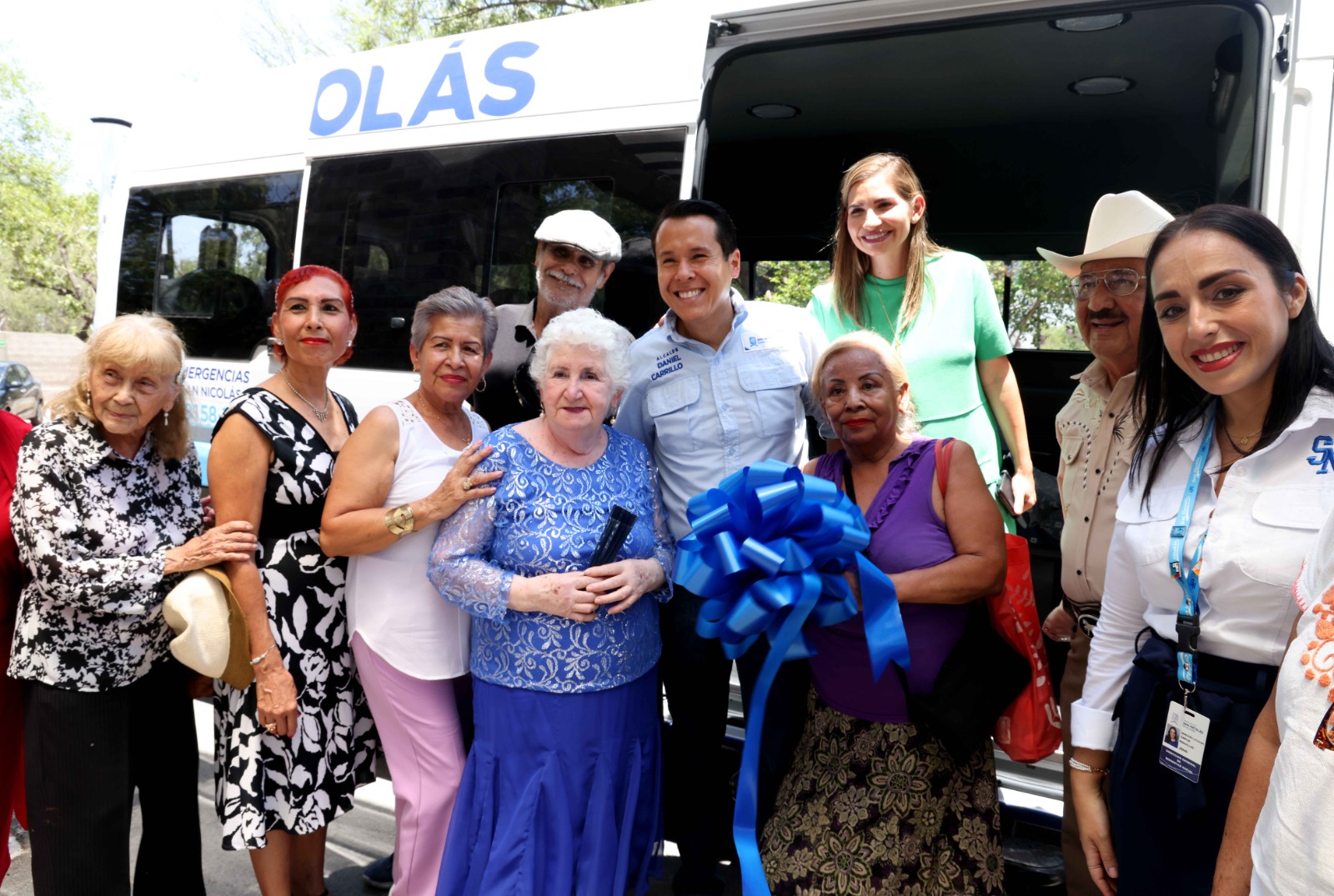 Entrega San Nicolás vehículo para traslado de adultos mayores