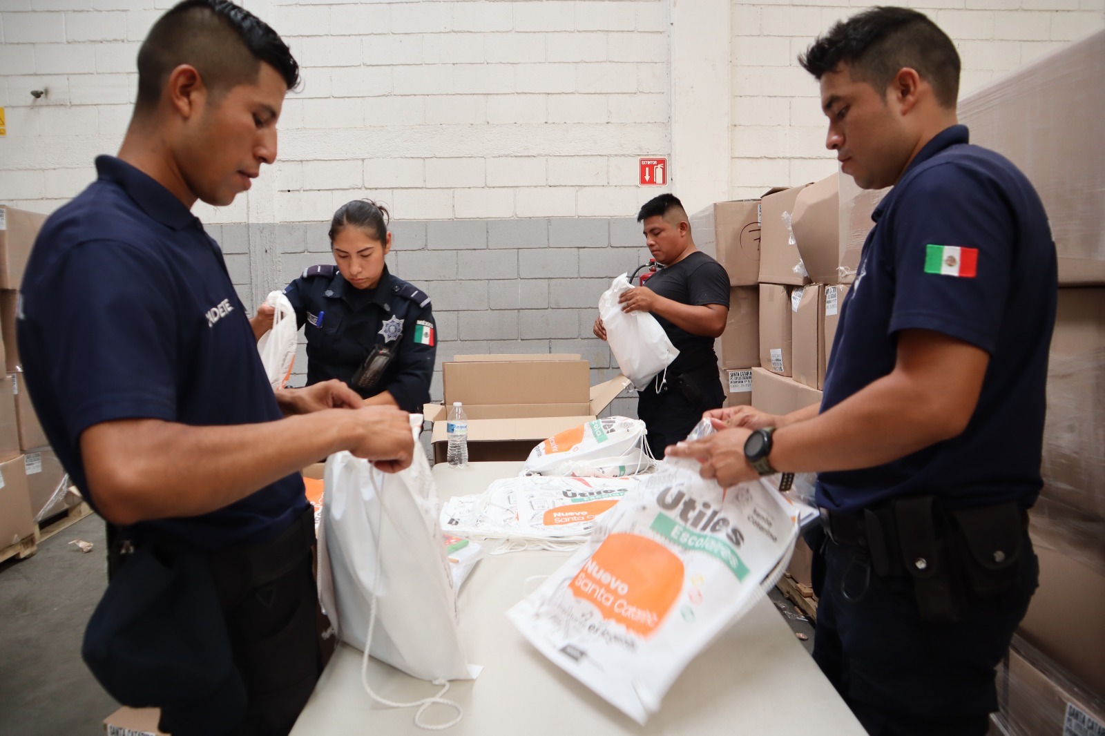 Prepara Jesús Nava paquetes de útiles escolares gratuitos