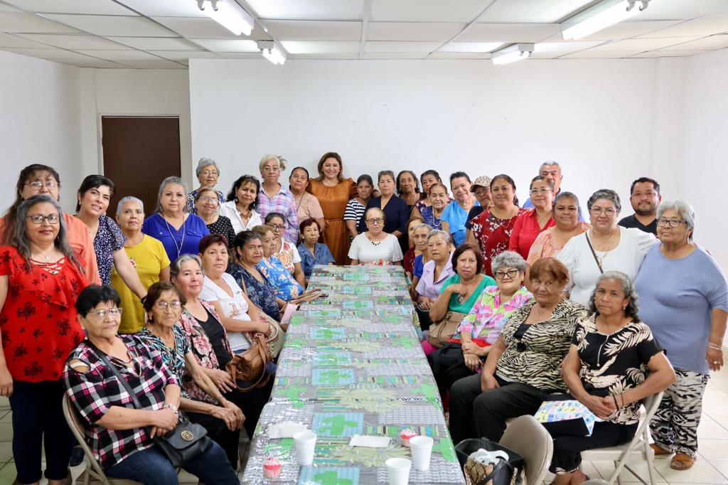 Convive alcaldesa Diana Haro con adultos mayores de la Esfera Ciudadana en Villa de Agujita